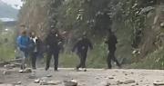 Video: Denuncian que bloqueadores de Los Yungas lanzan piedras y dinamita a choferes