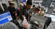 Frente a los bloqueos, Emapa vende pollo en dos agencias del centro de La Paz