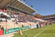 Sorteando bloqueos, la gente llega a pie al estadio de Villa Ingenio