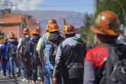 Policía gasifica a mineros cooperativistas que intentan ingresar a la plaza Murillo
