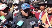 Maestros rurales y Ponchos Rojos se unen y se concentran en el peaje de la autopista La Paz-El Alto