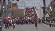 Bloquean acceso al aeropuerto de El Alto y obligan a pasajeros a caminar kilómetros