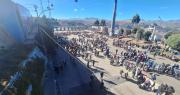 Bloquean las vías para llegar al aeropuerto de El Alto, lo que obliga a viajeros a caminar