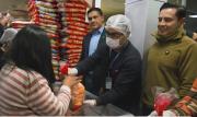 Gobierno continúa con puentes aéreos para trasladar 100 mil kilos de carne de pollo a La Paz