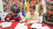 Presidente Paz firma acuerdos con la COR y el Magisterio y debilita presión de la COB y el evismo