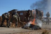 Militares y policías se repliegan tras despejar parcialmente carretera troncal de Bolivia