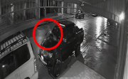 Video: Sujeto atentó contra el vehículo de un fiscal de Bermejo en menos de 20 segundos