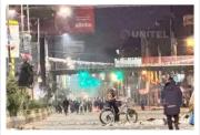 Noche de tensión en El Alto y sur de La Paz; Levantan el bloqueo más duro en el norte; COB pide mantener las protestas; Dos periodistas agredidos en Lipari; Evistas toman el aeropuerto de Chimoré