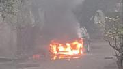 Un vehículo se incendió en plena vía pública de la capital cruceña