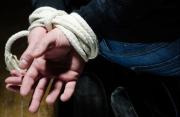 Hallan el cuerpo de un hombre sin vida y atado de pies y manos en Santa Cruz