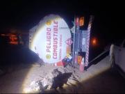Potosí: una persona muere tras el vuelque de un carro cisterna con diésel