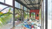 Estaciones del BRT sufren destrozos; son utilizadas como baños y dormitorios