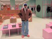 Bad Bunny apareció de sorpresa en un mall y desató la locura entre sus seguidores