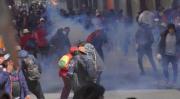 La plaza Murillo está rodeada por marchistas que se enfrentan con explosivos a la Policía