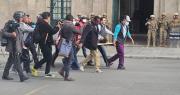 Reportan civiles y periodistas heridos durante protestas en La Paz