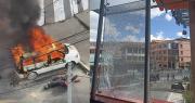 Vehículo policial fue quemado y denuncian daños a la Línea Naranja del Teleférico en medio de movilizaciones en La Paz