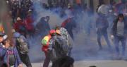 La plaza Murillo está rodeada por marchistas que se enfrentan con explosivos a la Policía