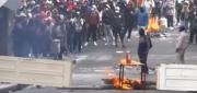 MOVILIZADOS RETIRAN PUERTAS DE UN EDIFICIO Y LEVANTAN BARRICADAS CERCA DE PLAZA MURILLO