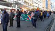 Vecinos afirman que los obligan a marchar con discursos de privatización e impuestos y bajo amenaza de multas