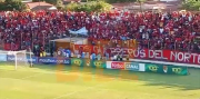 Barras de fútbol provocan disturbios y daños a un vehículo policial