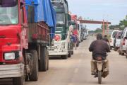 Pasajeros caminan kilómetros para hacer trasbordos debido al bloqueo en San Julián