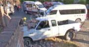 Camioneta impacta contra el muro de una vivienda tras chocar con un minibús