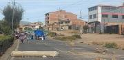 Bloqueadores amenazan con quemar un vehículo con personal de salud en su interior en Huayllani