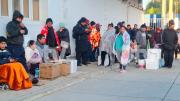 Con carpas y largas filas, familias buscan enviar alimentos a La Paz en vuelos de BoA desde Cochabamba