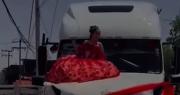 ¡Icónica! Quinceañera llegó a su fiesta sobre un tráiler