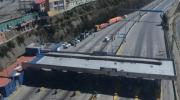 Bloqueos en la autopista: pasajeros caminan kilómetros para llegar al aeropuerto