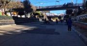 Bloqueos: cierran los accesos al aeropuerto de El Alto y viajeros recorren varios kilómetros con maletas