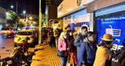 “Nos sentimos abandonados”: Familias que hacen filas para poder acceder un pollo piden una solución a los conflictos