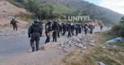 Policía denuncia que fue recibida con dinamitas en desbloqueo de la ruta Cochabamba – La Paz