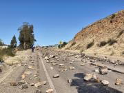 Potosí: Pobladores bloquean la carretera hacia Sucre; piden la liberación de detenidos por conflictos