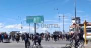 Vecinos intentan desbloquear una vía en El Alto y manifestantes les lanzan piedras