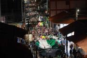 Una marea de gente toma las calles del centro de la ciudad, rumbo a la plaza 24 de Septiembre