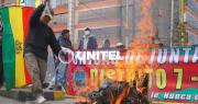 Un grupo de personas bloquea el ingreso al aeropuerto de El Alto e impide el paso de personas