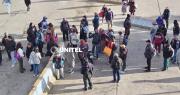 Video: Manifestantes rodean a un joven y amenazan con incendiar su motocicleta en el ingreso a la autopista