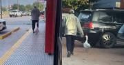 ¡Sorprendente! Un hombre pasea y hace compras acompañado de su ganso en Santa Cruz