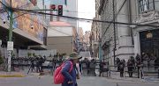 Con resguardo policial, el centro paceño vuelve a la normalidad