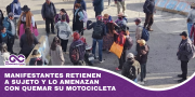 Manifestantes retienen a sujeto y lo amenazan con quemar su motocicleta
