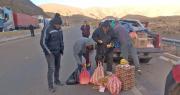 Llevan alimentos y medicamentos a transportistas varados por los bloqueos en la carretera al occidente