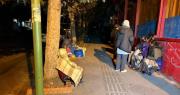 Familias duermen en puertas de Emapa por pollo y protestan por el precio