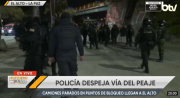 Movilizados provocaron destrozos en el ornato público del peaje en la autopista La Paz-El Alto