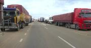 Varios camiones y cisternas permanecen parados en la ruta nueva Santa Cruz-Cochabamba por bloqueo en Yapacaní