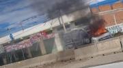 Bloqueadores incendian minibús durante operativo del corredor humanitario en la ruta La Paz-Oruro
