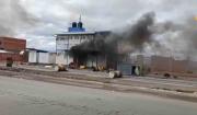 Bloqueadores incendian oficinas de Vías Bolivia, Senasag y Aduana en Achica Arriba