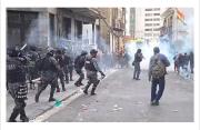 Tres marchas rumbo al centro del poder; Miles de campesinos son desplazados; Paz participará en actos protocolares; Cruceños listos para desbloquear; Van 5 días y se cambió un solo ministro
