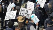Académicos y periodistas advierten que el racismo se naturaliza desde la cobertura mediática