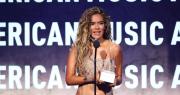 Karol G brilla en los American Music Awards y recibe el premio a la Artista Internacional de Excelencia